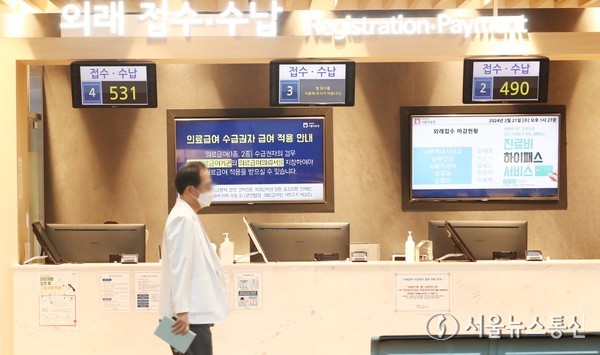 27일 오후 서울의 한 대형병원에서 의료진이 이동하고 있다. 2024.2.27/서울뉴스통신 이성현 기자