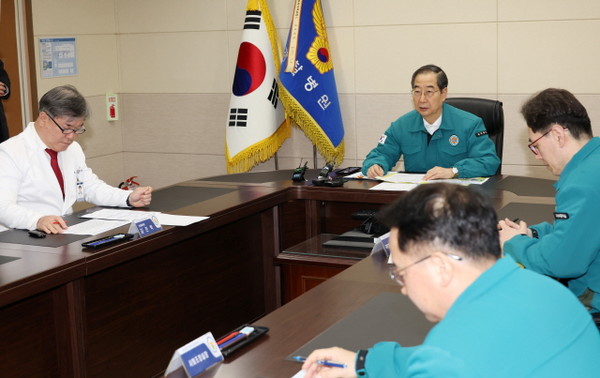 의사 집단행동 대비 현장점검에 나선 한덕수 국무총리가 21일 서울 송파구 국립경찰병원을 찾아 김진학 경찰병원장 등 의료진과 간담회를 하고 있다. 2024.02.21. /사진=공동취재