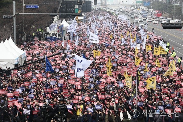 3일 서울 여의도공원 옆 여의대로 부근에서 열린 의대정원 증원 및 필수의료 패키지 저지를 위한 '전국의사 총궐기대회'가 열리고 있다. 사진은 이날 집회에서 참가자들이 비과학적 수요조사 즉각 폐기등을 촉구하는 피켓을 들고 있다. 2024.03.03./서울뉴스통신 신현성 기자 snakorea.rc@gmail.com