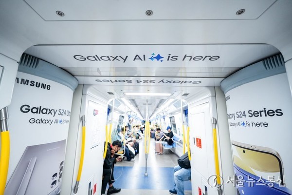 삼성전자는 말레이시아 쿠알라룸푸르 MRT(도시철도)과의 협업을 통해 지난달 29일(현지시간)부터 금융·쇼핑 중심지에 위치한 TRX 지하철역을 'TRX 삼성 갤럭시역'으로 새롭게 명명했다고 4일 밝혔다.(사진은  ‘갤럭시 S24’와 ‘갤럭시 AI’ 이미지로 랩핑된 말레이시아 쿠알라룸푸르 지하철 내부모습. 2024.03.04) / 삼성전자 제공
