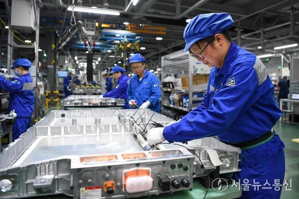 장쑤(江蘇)성 창저우(常州)시의 한 동력배터리 회사 직원이 지난해 2월 16일 작업장에서 배터리를 생산하고 있다. (사진/신화통신)