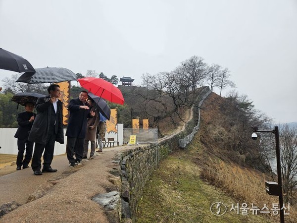 최응천 문화재청장이 5일 충남 공주 공산성을 방문해 성벽 보수공사 현장을 점검하고 있다. (2024.03.05) / 사진 = 문화재청 제공