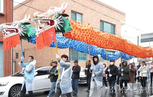 충북 충주시 용산동 주민들이 5일 서른 번째 거룡승천제를 올리며 지역의 안녕을 기원하고 있다. (2024.03.05) / 사진 = 충주시 제공