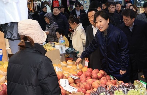 송미령 농림축산식품부 장관이 전통 시장을 찾았다. (2024.02.29) / 사진 = 농림축산식품부