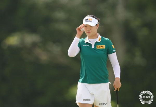 7일 싱가포르 타나메라CC에서 열린 하나금융그룹 싱가포르 여자오픈 1라운드 15번홀에서 방신실이 버디 성공 후 홀아웃 하고 있다. 2024.03.07./사진=KLPGA 제공