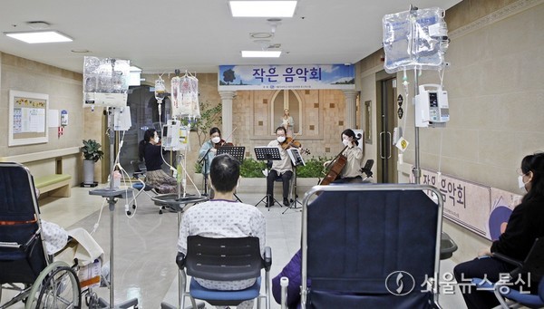 12일 대전성모병원은 호스피스병동에서 병동 환자와 보호자를 대상으로 '작은음악회'를 개최하고 있다. / 사진 = 대전성모병원 제공