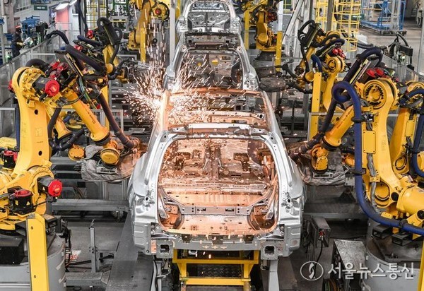 지난 1월 10일 중국 전기차 제조업체 리샹(理想·Li Auto)자동차 장쑤(江蘇)성 창저우(常州)시 생산 작업장에서 용접 작업을 하고 있는 로봇팔. (사진/신화통신)