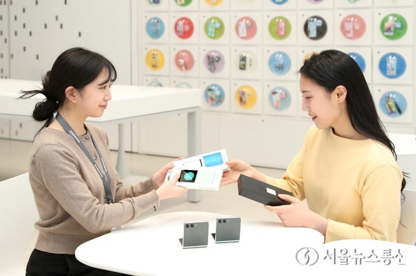 삼성전자가 오는 15일부터 내달 30일까지 '갤럭시 S24 시리즈'를 비롯해 갤럭시 AI 업데이트 대상 스마트폰 갤럭시 S23 시리즈, 갤럭시 S23 FE, 갤럭시 Z 플립5·Z 폴드5를 구입하는 고객에게 '갤럭시 스마트태그2'를 증정한다. 사진은 서울 마포구 삼성스토어 홍대에서 디테일러가 ‘갤럭시 Z 플립5’ 구매 고객에게 프로모션 사은품을 증정하는 모습.