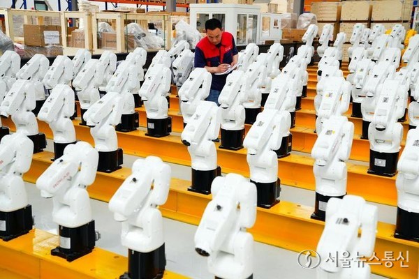 산둥(山東)성 쩌우청(鄒城)시 로봇산업단지의 한 작업자가 지난해 5월 11일 공업로봇 품질을 검사하고 있다. (사진/신화통신)