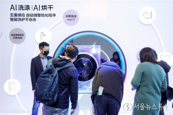 삼성전자가 지난 14일부터 17일(현지시간)까지 중국 상하이에서 개최되는 가전·전자산업박람회‘AWE (Appliance & Electronics World Expo) 2024’에 참가해 현지 소비자를 위한 맞춤형 ‘비스포크(BESPOKE)’ 가전과 TV 라인업을 선보인다고 15일 밝혔다. 사진은 AWE 2024 삼성전자 전시관에서 관람객들이 다양한 제품과 솔루션들을 체험하는 모습. (2024.03.15.) / 사진 = 삼성전자 제공 