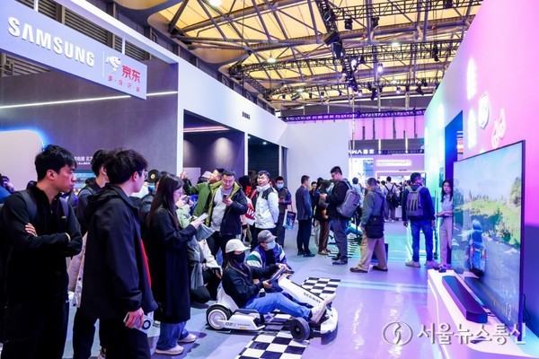 삼성전자가 지난 14일부터 17일(현지시간)까지 중국 상하이에서 개최되는 가전·전자산업박람회‘AWE (Appliance & Electronics World Expo) 2024’에 참가해 현지 소비자를 위한 맞춤형 ‘비스포크(BESPOKE)’ 가전과 TV 라인업을 선보인다고 15일 밝혔다. 사진은 AWE 2024 삼성전자 전시관에서 관람객들이 다양한 제품과 솔루션들을 체험하는 모습. (2024.03.15.) / 사진 = 삼성전자 제공 