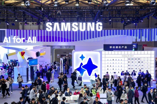 AWE 2024가 열리고 있는 중국 상하이 삼성전자 전시관에서 관람객들이 다양한 제품과 솔루션들을 체험하고 있다. / 삼성전자 제공