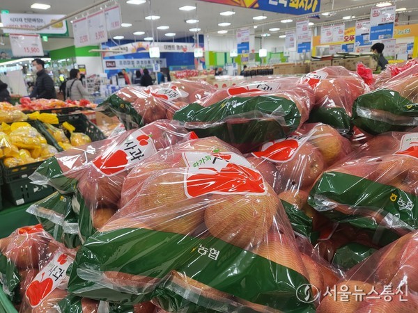 지난달 과일값이 41.2% 올라 지난 1991년 9월(43.9%) 이후 32년 5개월 만에 가장 컸다. 사과(71.0%), 귤(78.1%) 등의 상승세가 두드러졌다. 농산물이 전체 물가 상승에 기여한 정도는 0.80%포인트(p)로 나타나 2월 소비자물가가 다시 3%대(3.1%)로 올라서는 요인으로 작용했다. 7일 서울시내 대형마트를 찾은 시민들이 장을 보고 있다. (2024.03.07) / 사진 = 서울뉴스통신 이성현 기자