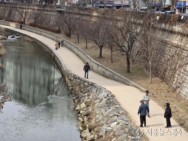 내일(16일)은 전국이 대체로 맑은 가운데 포근한 봄 날씨가 이어지겠다.(15일 청계천 산책로에서 시민들이 산책을 즐기고 있다. 2024.03.15) / 사진 = 서울뉴스통신 최정인 기자
