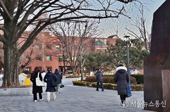 내일(18일)은 전국이 대체로 맑은 가운데 아침 기온이 큰 폭으로 떨어져 춥겠다. (대학로 마로니에공원) / 사진 = 서울뉴스통신 DB