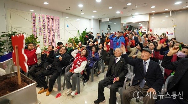 국민의힘 이행숙 국회의원 예비후보(인천시 서구병)가 16일 선거사무소 개소식을 열고 있다.