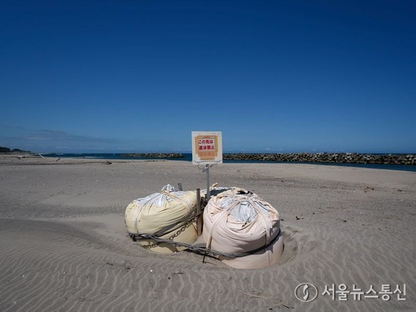 22일에 촬영된 이 사진은 일본 후쿠시마현 신치읍의 츠리시하마 해변에 있는 "수영 금지" 경고 표지판을 보여주고 있다. 2023.8.22/신화=서울뉴스통신