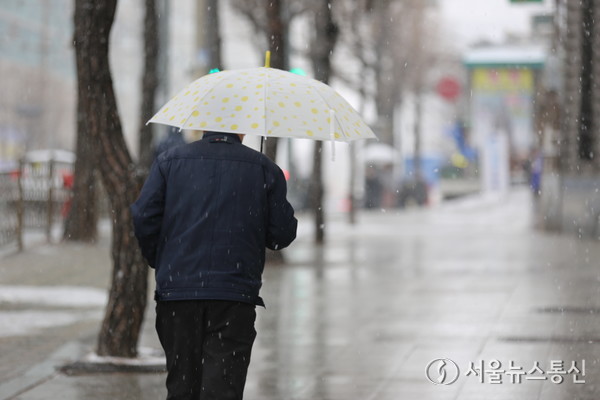 내일(19일)은 전국이 흐린 가운데 대부분 지역에서 비 또는 눈이 오겠다. (마포구 인근) / 사진 = 서울뉴스통신 이성현 기자