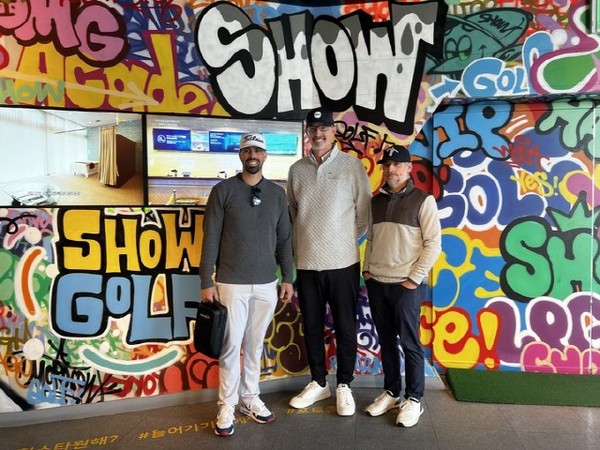 쇼골프 김포공항점을 찾은 LA 다저스 타격 코치 로버트 반 스코욕과 일행 /사진=쇼골프 제공