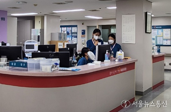 사진은 6일 서울의 한 병원에서 간호사들이 모니터를 보며 의견을 나누고 있다. (2024.03.06) / 사진 = 서울뉴스통신 이성현 기자