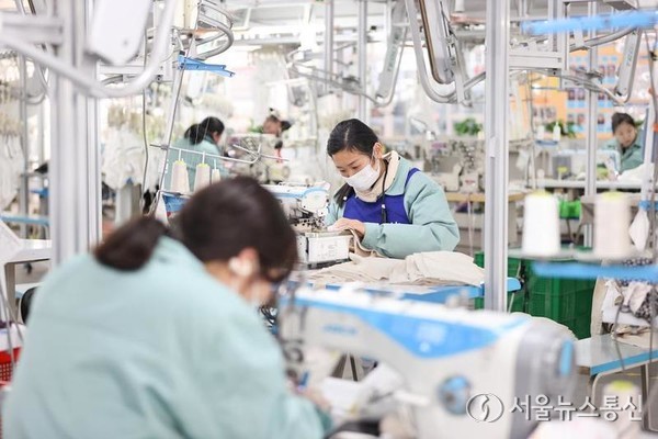 장쑤(江蘇)성 롄윈강(連雲港)시 간위(贛榆)구에 있는 의류기업 근로자들이 지난 16일 수출품을 생산하고 있다. (사진/신화통신)
