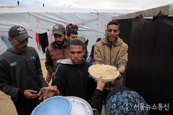 18일 피랍민들이 가자 지구 남부의 도시 라파에서 무료 급식을 받고 있다. 2024.3.18/신화=서울뉴스통신