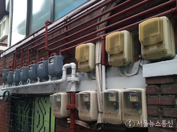 서울 시내 주택단지에 설치된 가스계량기와 전기계량기. / 사진 = 서울뉴스통신 DB