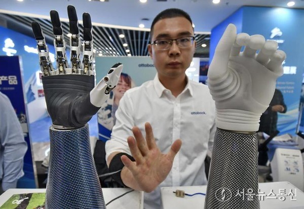 베이징의 한 스마트 기계장비 기업 직원이 지난 13일 장애인 전용 로봇손을 보여주고 있다. (사진/신화통신)