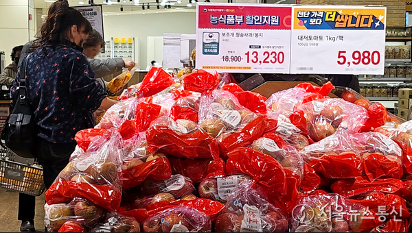 서울시내 대형마트를 찾은 시민들이 사과를 보고 있다. (2024.03.21) / 사진 = 서울뉴스통신 송경신 기자