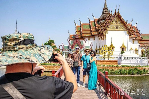 중국 관광객들이 지난 1일 태국 사뭇 프라칸 고대 시암을 배경으로 기념사진을 찍고 있다. (사진/신화통신)