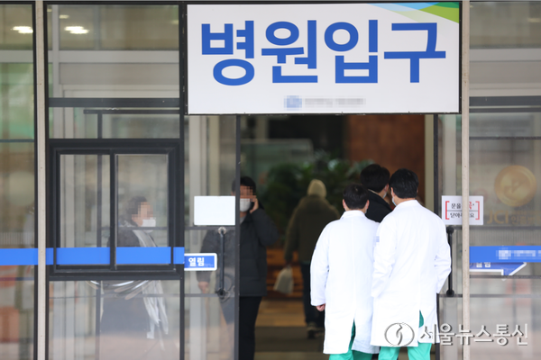 사진은 28일 서울의 한 병원에서 의료진들이 업무를 위해 이동하고 있다. (2024.02.28) / 사진 = 서울뉴스통신 이성현 기자