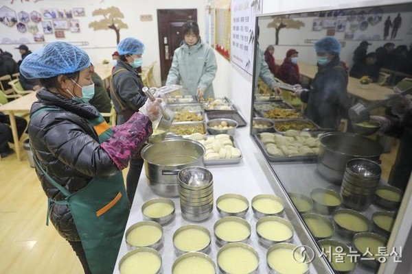 허난(河南)성 바오펑(寶豐)현의 한 노인복지시설 직원이 지난 1일 노인들을 위해 아침 식사를 준비하고 있다. (사진/신화통신)