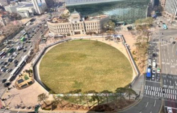 서울시 중부공원여가센터는 서울광장의 묵은 잔디를 걷어내고 새 잔디와 다채로운 색이 있는 '매력가든'으로 단장했다.(잔디식재한 서울광장 모습) / 사진 = 서울시 제공