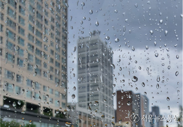 오늘(25일)은 전국이 대체로 흐리다 오후부터 전국에 비가 내리겠다. / 사진 = 서울뉴스통신 DB