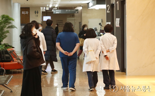 27일 오후 서울의 한 대형병원에서 의료진이 이동하고 있다. (2024.2.27) / 사진 = 서울뉴스통신 이성현 기자