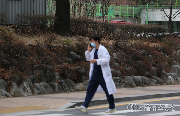 사진은 28일 서울의 한 병원에서 의료진이 통화를 하면서 바쁘게 이동하고 있다. (2024.02.28) / 사진 = 서울뉴스통신 이성현 기자