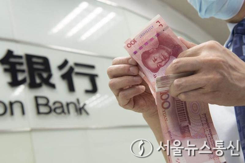 지난해 6월 20일 장쑤(江蘇)성 하이안(海安)시의 한 은행에서 직원이 위안화를 계수하고 있다. (사진/신화통신)