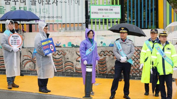 김보라 안성시장(사진 가운데)이 지난 26일 “페이스북을 통해 비가 와도 학교앞 어린이 안전은 쉴 수 없죠”라는 글을 올렸다. /사진=김보라 페이스북