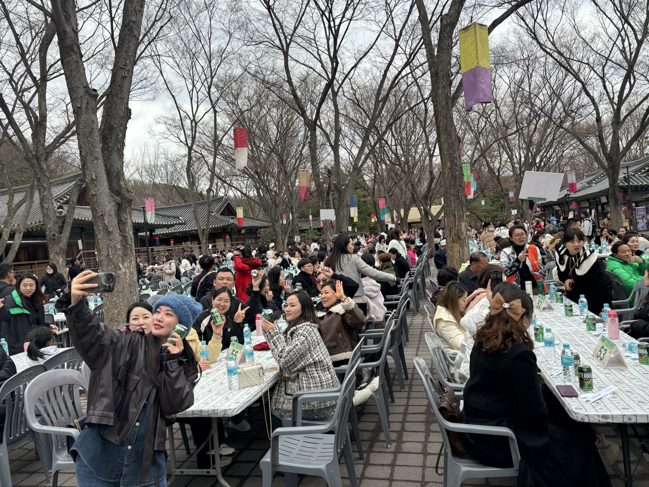 광동성에서 방한한 대규모 기업관광객이 한국민속촌에서 치맥파티를 즐기고 있다. [사진=경기관광공사]