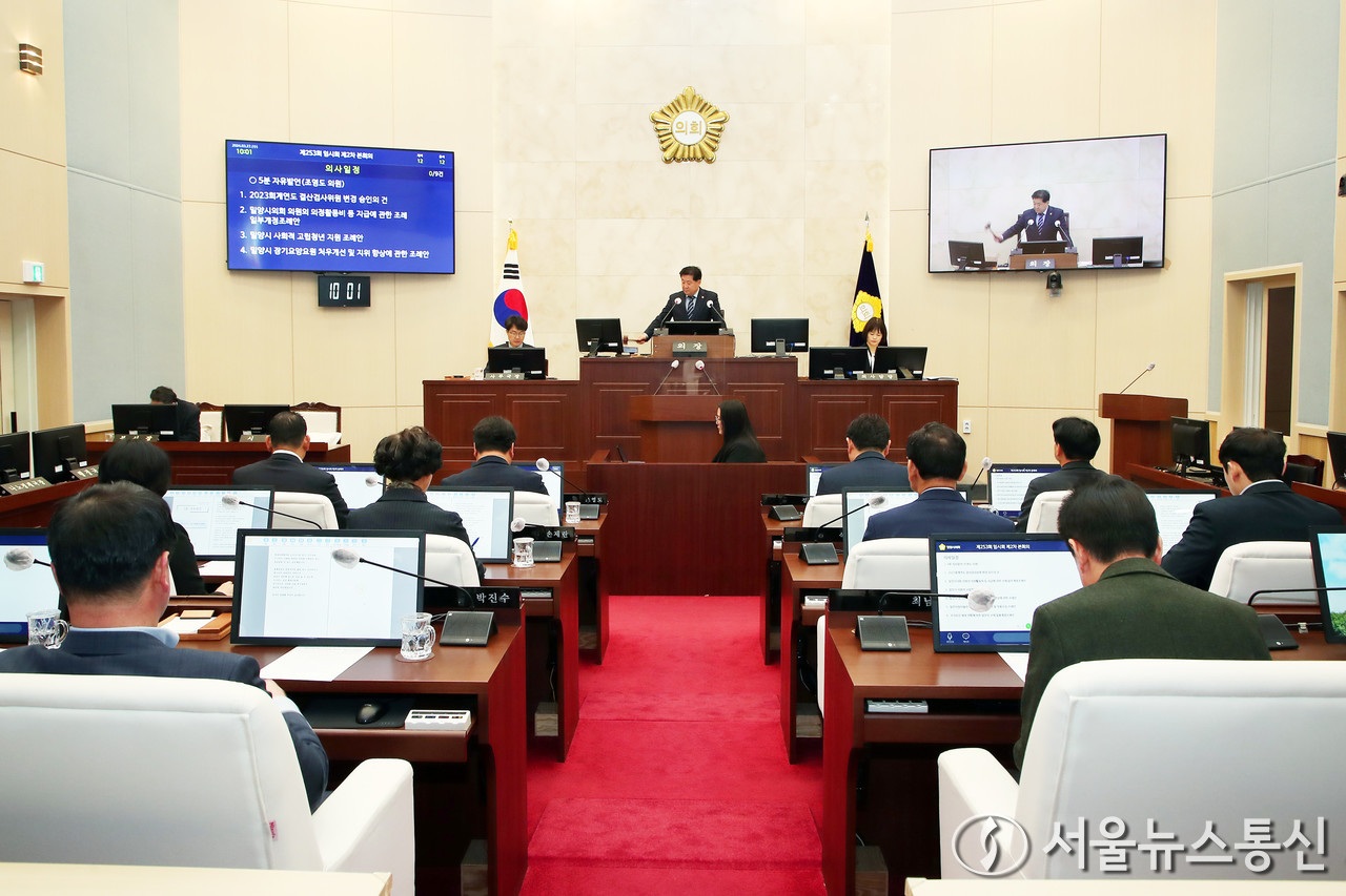 밀양시의회가 제253회 임시회 제2차 본회의에서 의안을 처리하고 있다.