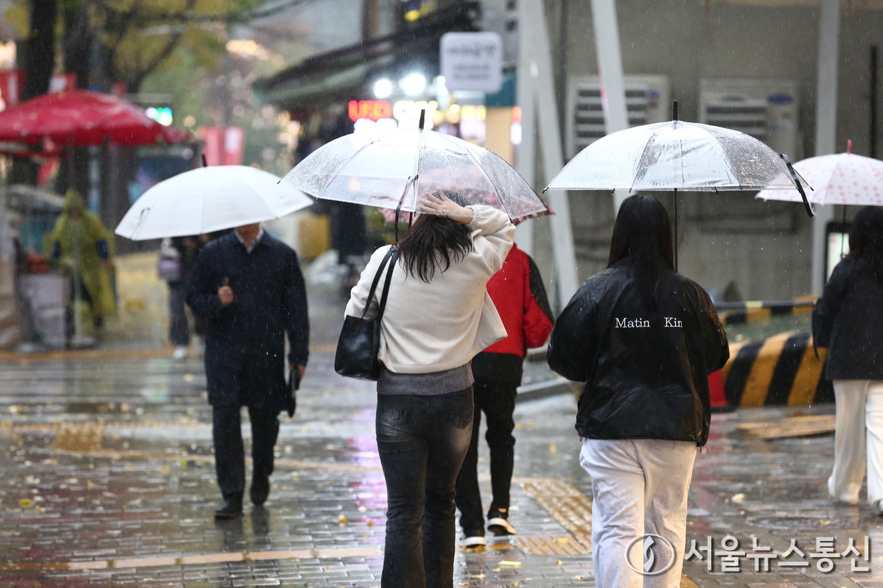 내일(28일)은 전국이 대체로 흐린 가운데 대부분 지역에 비가 오겠고 경남권해안과 제주도는 돌풍과 천둥·번개를 동반한 강한 비가 내리겠다.(남대문) / 사진 = 서울뉴스통신 이성현 기자