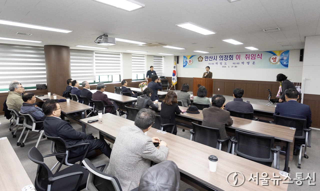 안산시의회 송바우나 의장, ‘안산시의정회 회장 이취임식’ 참석해 축사를 하고 있다.