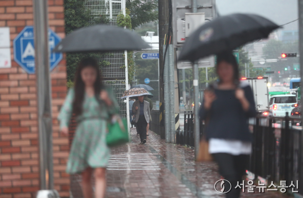 오늘(28일)은 전국이 대체로 흐리고 비가 내리겠다. / 사진 = 서울뉴스통신 이성현 기자