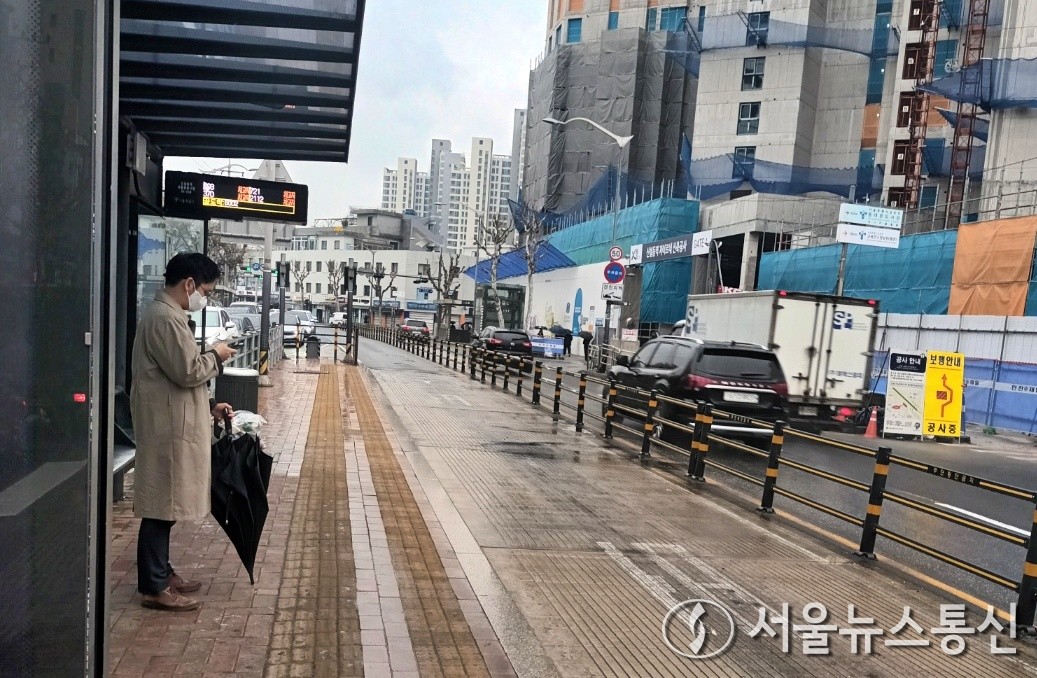 서울 시내버스가 노사 협상 결렬로 오전 4시를 기해 12년 만에 총파업에 돌입한 28일 오전 한 버스환승센터가 한산한 모습을 보이고 있다. (2024.03.28.) / 사진 = 서울뉴스통신 이성현 기자
