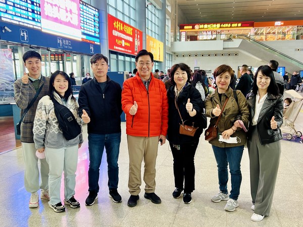 전진선 군수(좌측 네번째)가 페이스북을 통해 “상해 여행사 2개소 방문...한국 방문코스에 양평투어 제안”이라는 글을 올렸다. /사진=전진선 페이스북
