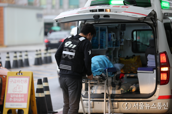 사진은 19일 서울시내 한 대학병원에서 구급차에서 환자가 이송되는 모습. (2024.02.19) / 사진 = 서울뉴스통신 이성현 기자