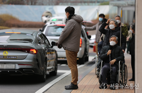 27일 오후 서울의 한 대형병원에서 환자 및 환자 가족들이 이동하고 있다. (2024.2.27) / 사진 = 서울뉴스통신 이성현 기자