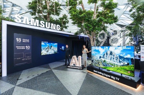 삼성전자가 싱가포르공항 ‘쥬얼 창이’에 TV 신제품 체험존을 오픈했다. / 삼성전자 제공