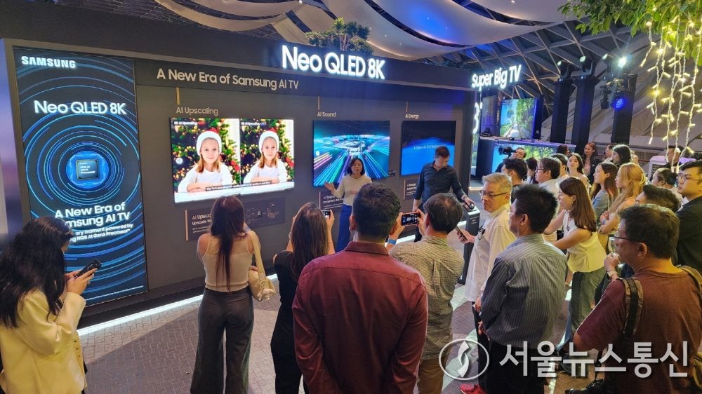 삼성전자가 지난 28일 싱가포르공항 ‘쥬얼 창이’에서 TV 신제품 체험존을 오픈하고 2024년 Neo QLED·삼성 OLED·라이프스타일 TV 신제품을 공개하는 행사를 가졌다고 29일 밝혔다. 사진은 방문객들이 삼성전자 2024년형 Neo QLED 8K 제품 설명을 듣고 있는 모습. (2024.03.29.) / 사진 = 삼성전자 제공