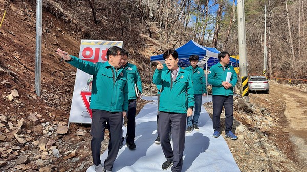 =박성수 경북도 안전행정실장은 지난 26일 봉화군 재해복구 사업장을 방문해 전반적인 추진사항에 대해 점검했다.